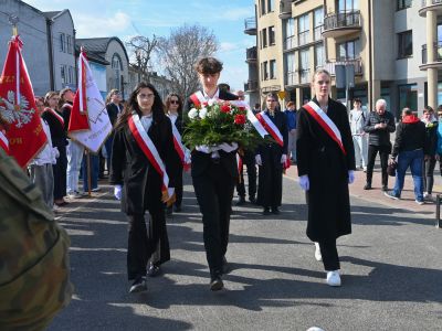 młodzież składająca kwiaty