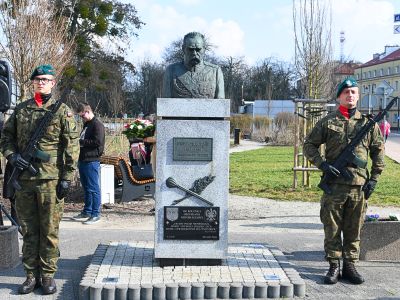 żołnierze przy pomniku marszałka Józefa Piłsudskiego