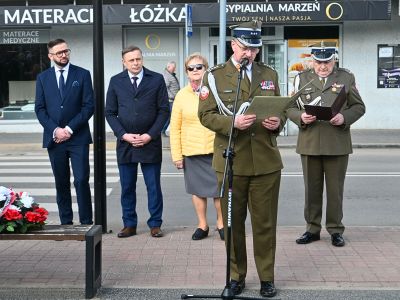 przedstawiciele władz samorządowych wraz z mundurowymi
