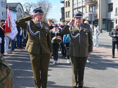 mundurowi salutują przed pomnikiem marszałka Józefa Piłsudskiego