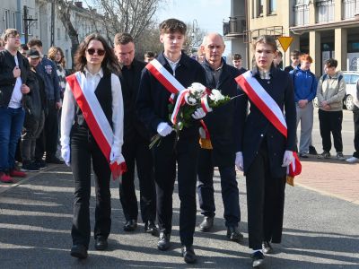 młodzież składająca kwiaty