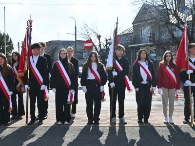 młodzież ze sztandarami uczestnicząca w wydarzeniu