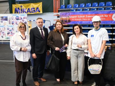 hala sportowa, starosta, wicestarosta praz członkowie zarządu powiatu na giełdzie szkół