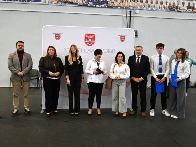 hala sportowa, starosta, wicestarosta praz członkowie zarządu powiatu na giełdzie szkół