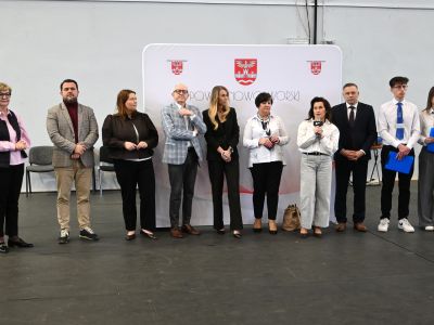 hala sportowa, starosta, wicestarosta praz członkowie zarządu powiatu na giełdzie szkół