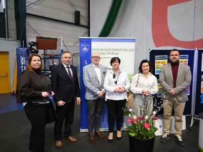 hala sportowa, starosta, wicestarosta praz członkowie zarządu powiatu na giełdzie szkół