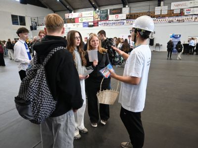 hala sportowa, uczniowie podczas giełdy szkół