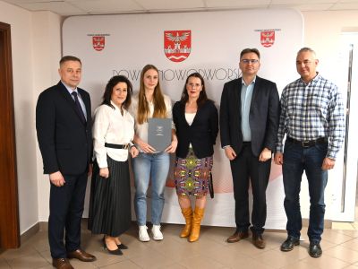 stypendyści wraz ze starostą nowodworskim i wicestarostą