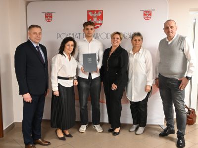 stypendyści wraz ze starostą nowodworskim i wicestarostą