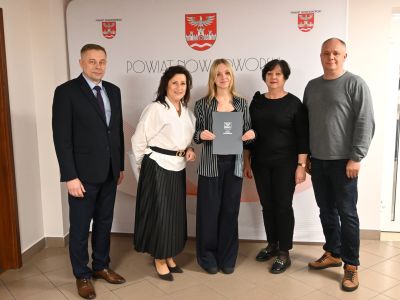 stypendyści wraz ze starostą nowodworskim i wicestarostą