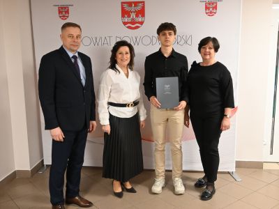 stypendyści wraz ze starostą nowodworskim i wicestarostą