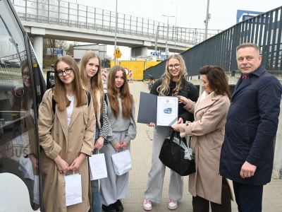 starosta i  wicestarosta wraz z 1000-nym pasażerem