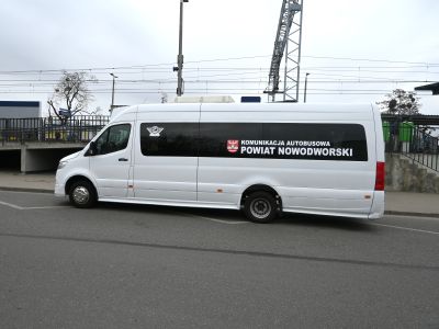 widok na autobus z ulicy