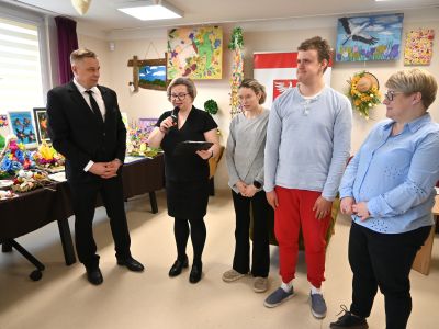 wicestarosta nowodworski wraz z pracownikami i uczestnikami ŚDS