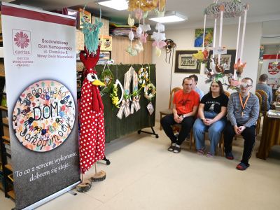 uczestnicy ŚDS, w tle prace konkursowe