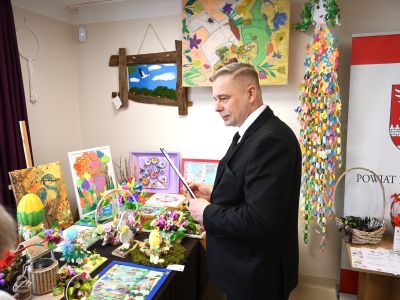 wicestarosta nowodworski podczas wybierania prac konkursowych