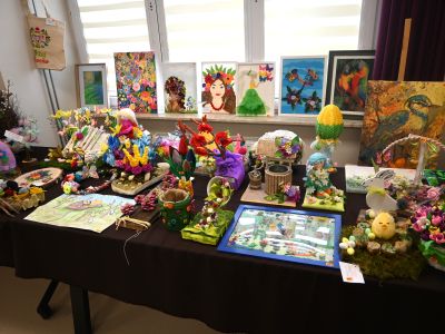 prace konkursowe na stole