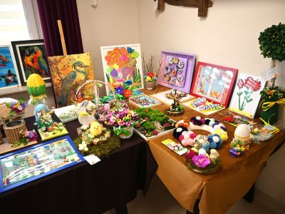 prace konkursowe na stole