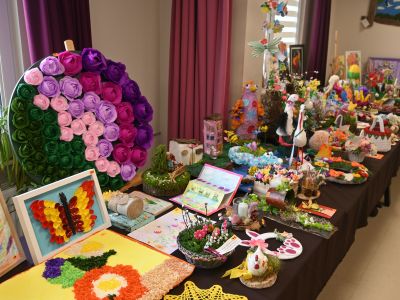 prace konkursowe na stole