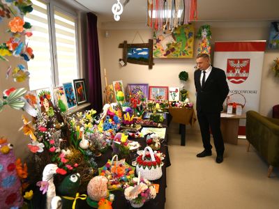 wicestarosta nowodworski podczas wybierania prac konkursowych