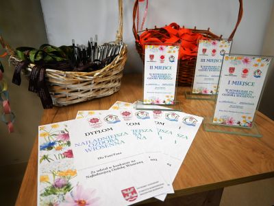 dyplomy i statuetki na blacie