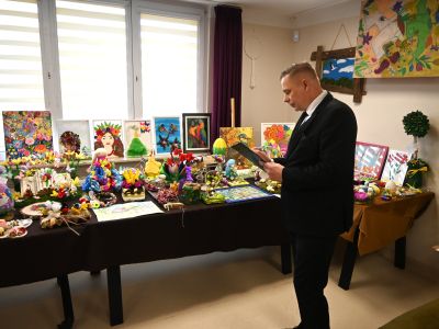wicestarosta nowodworski podczas wybierania prac konkursowych