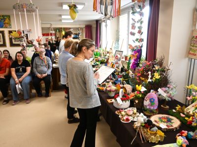 uczestnicy ŚDS podczas wybierania prac konkursowych