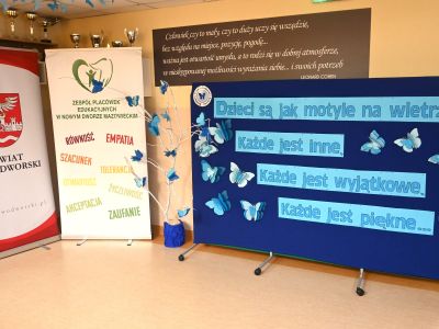 widok na roll-upy: powiatu, ZPE, oraz ściankę z cytatem