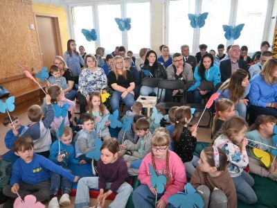 widok na dzieci i rodziców podczas wydarzenia