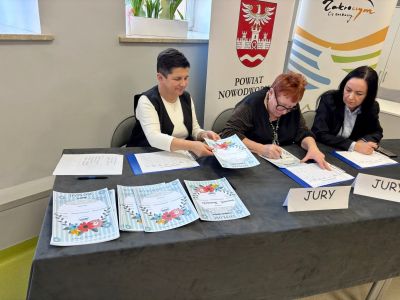 jury konkursowe siedzi