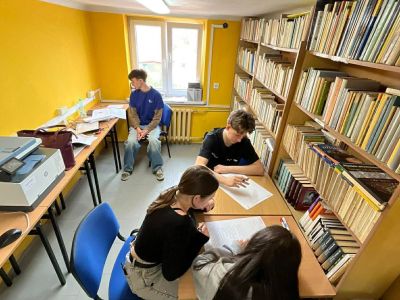 uczniowie siedzą w bibliotece