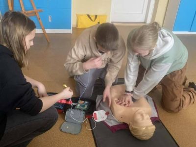 nauka pierwszej pomocy na fantomie medycznym