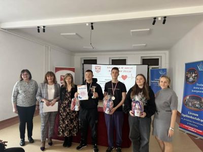 uczniowie wraz z nagrodami