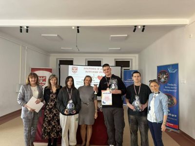 uczniowie wraz z nagrodami