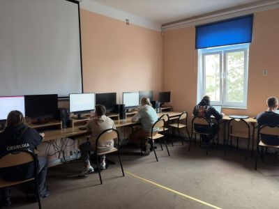 uczniowie w sali informatycznej