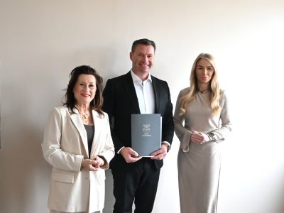 starosta nowodworski wraz z członkiem zarządu oraz przedstawicilem firmy przewozowej