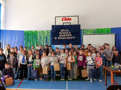 grupowe zdjęcie uczestników wydarzenia podczas rozdania nagród