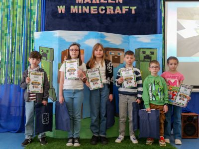 grupowe zdjęcie uczestników wydarzenia podczas rozdania nagród