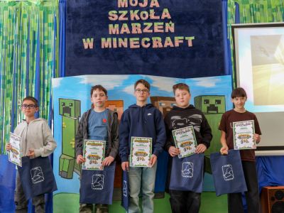 grupowe zdjęcie uczestników wydarzenia podczas rozdania nagród