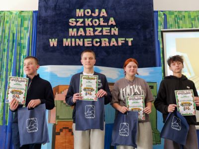 grupowe zdjęcie uczestników wydarzenia podczas rozdania nagród