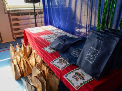 nagrody na stole dla uczestników wydarzenia