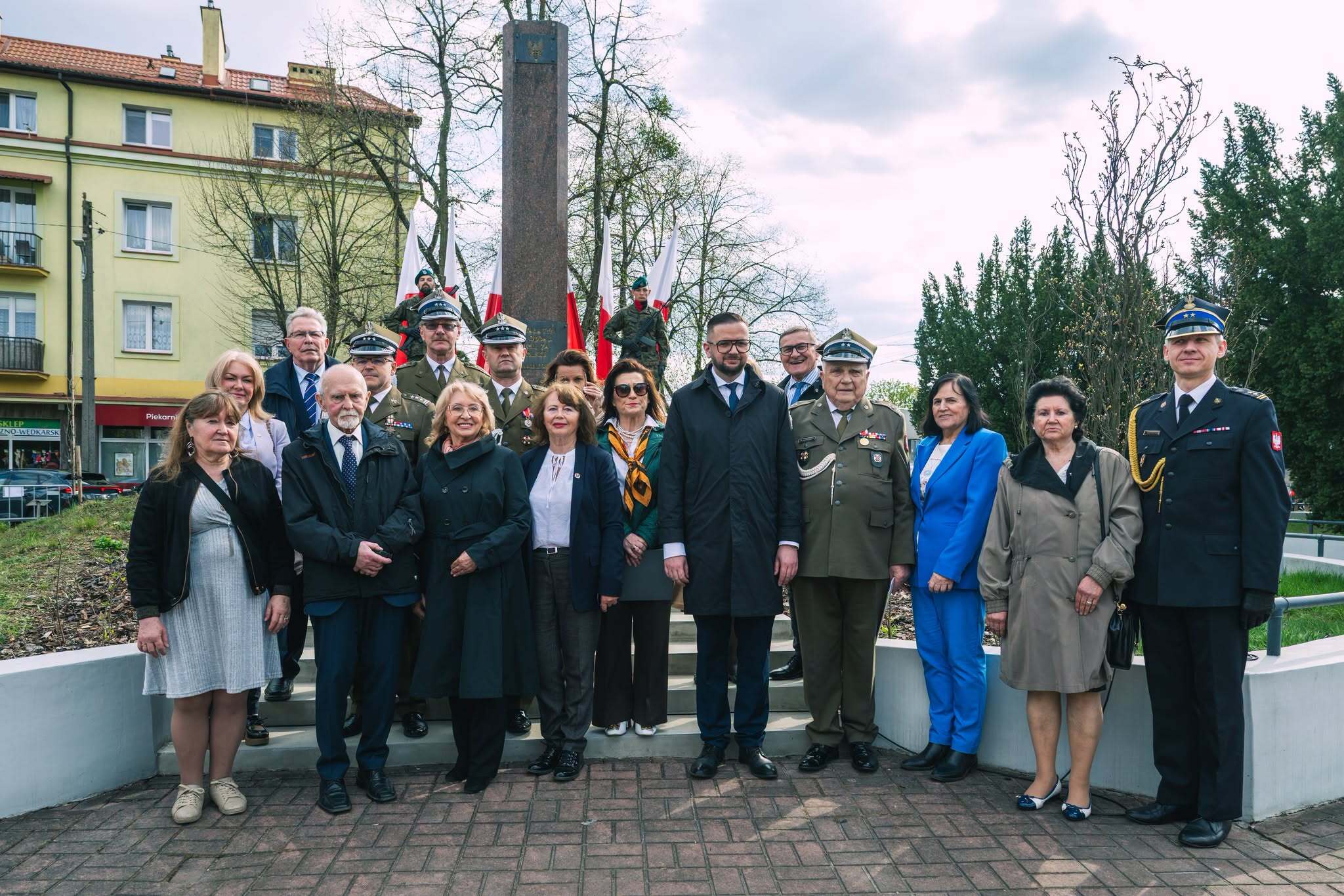 Uczestnicy wydarzenia przed pomnikiem
