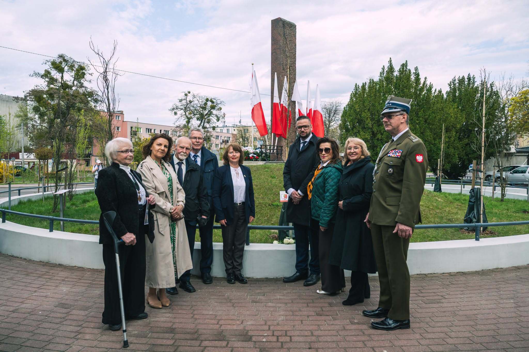 Uczestnicy wydarzenia na tle pomnika