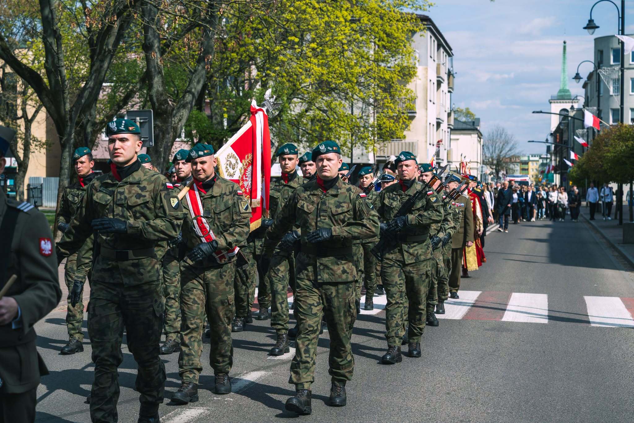 Przemarsz uczestników na skwer przy Pomniku Obrońców Ojczyzny