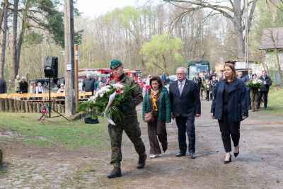 Składanie wieńca przez Starostę Nowodworskiego, Członka Zarządu i Radnego Powiatu