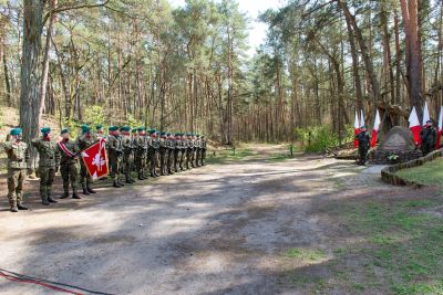 Żołnierze oddający hołd przy Sośnie Powstańców