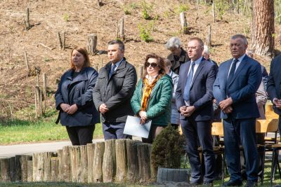 Uczestnicy uroczystości, w tym przedstawiciele władz powiatu