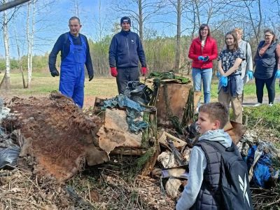 Uczestnicy wydarzenia podczas sprzątania gminy