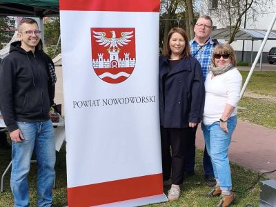 Kilku uczestników wydarzenia przy roll-upie powiatu