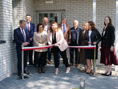 uroczyste przecięcie wstęgi przez Dyrektor Sylwię Jabłońską